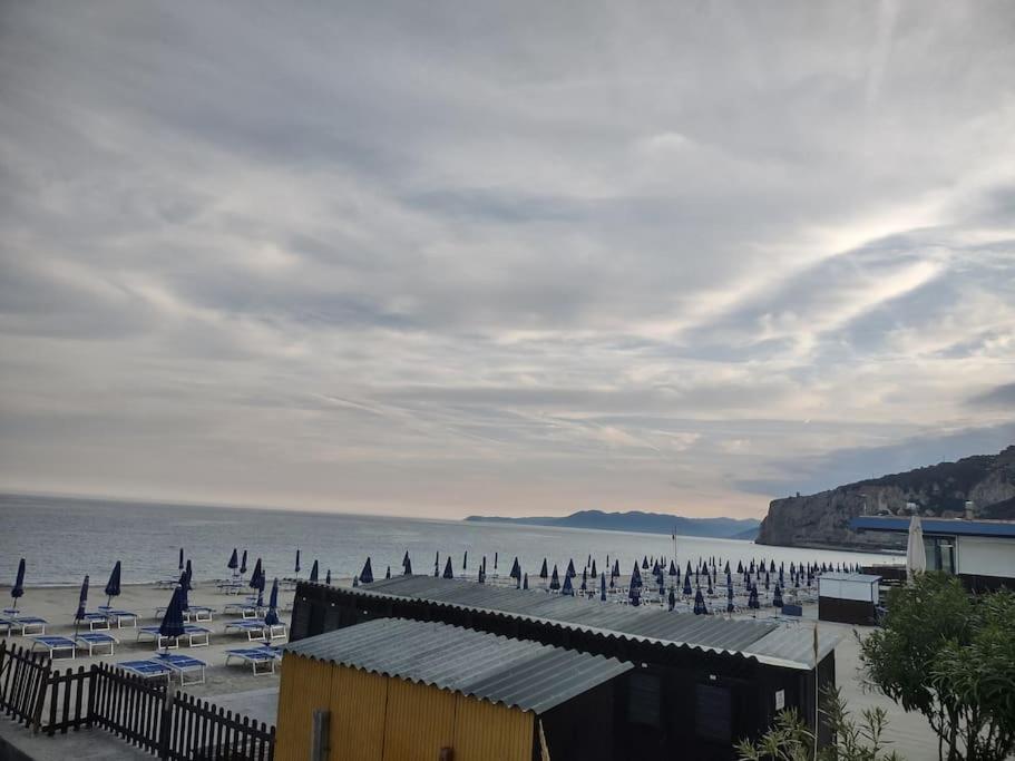 Silver Sands Finale Ligure - Traditional Apartment - 4 Beds & Terrace By The Beach Esterno foto